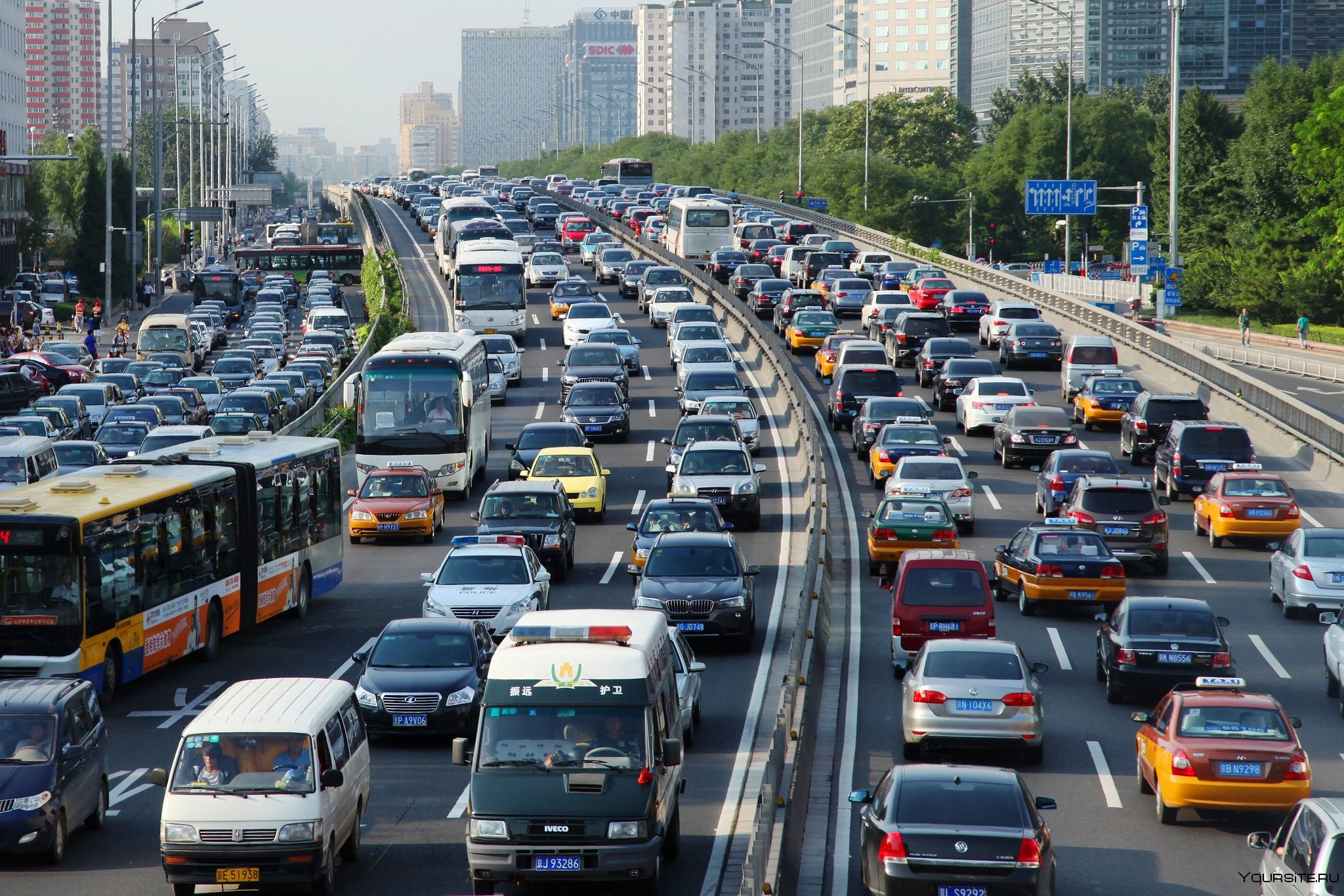 Автомобили и городская среда: влияние на качество воздуха и уровень шума.